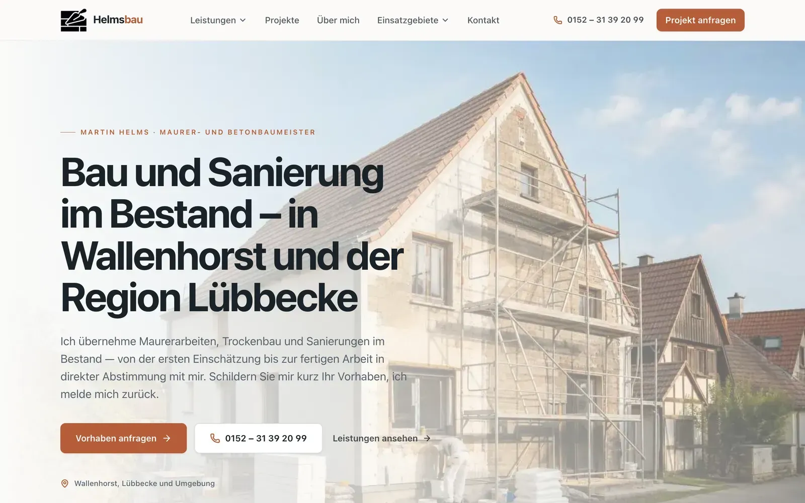 Website von Helmsbau mit Baustellenszene und Leistungsübersicht